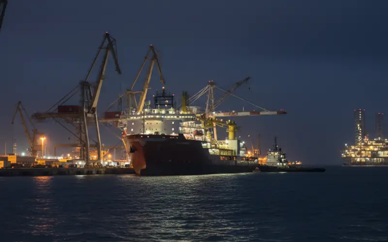 Oversized project cargo logistics for the oil and gas sector at an Abu Dhabi industrial hub.